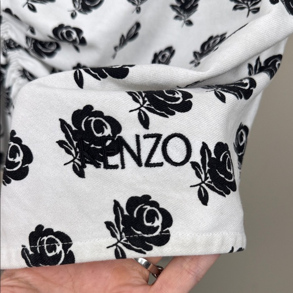 Kenzo white and Black Rose Patterned White short sleeve Tee small euc - Picture 8 of 11
